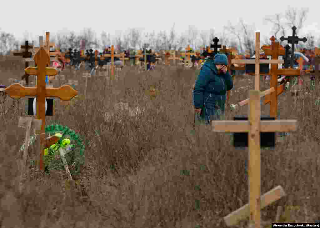 Ирина Орфиняк немересі Верониканың зиратына келген сәт. Иринаның айтуынша, минометтің жарылысынан тоғыз адам қаза тапқан. Опат болғандардың үшеуі – бала. «Вероника миномет жарылғанда қатты жараланып, ауруханаға бара жатқанда көз жұмды. Ал ұлым бірден өліп кетті» дейді Ирина. 