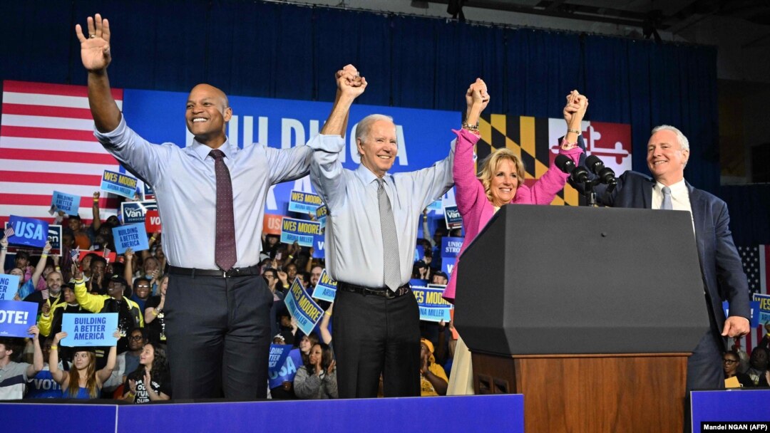Kandidat za guvernera Wes Moore, Joe Biden, prva dama Jill Biden i američki senator Chris Van Hollen tokom mitinga uoči američkih međuizbora, Maryland, SAD.