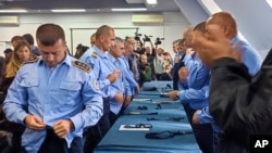 Srpski pripadnici policije na severu Kosova simbolično skidaju uniforme nakon odluke predstavnika Srba sa severa da napuste kosovske institucije, Zvečan, 5. novembar 2022.