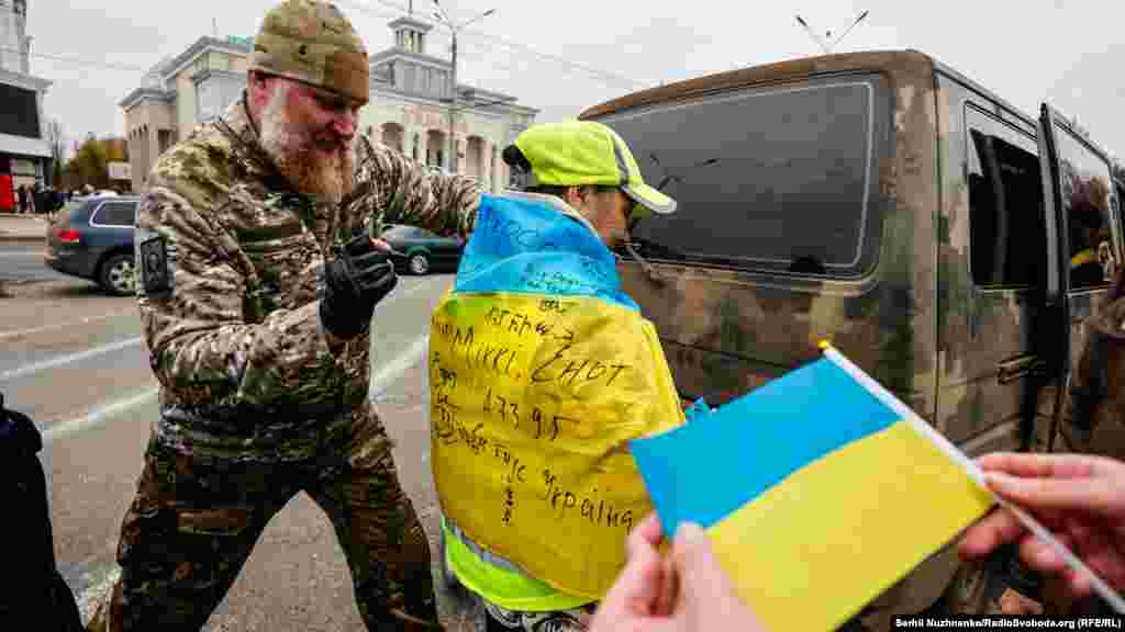 Українські військові підписують херсонцям прапори на пам'ять про звільнення міста від російської окупації, Херсон, 13 листопада 2022 року
