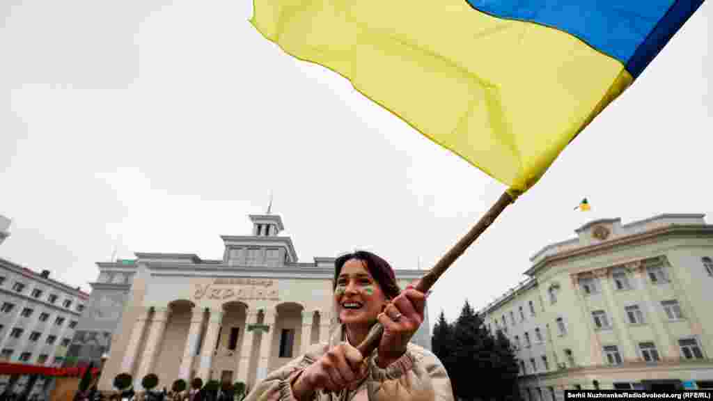 Україна – всюди: у серці, на обличчі – у посмішці, в руках – стяг. Херсон, 13 листопада 2022 року