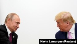 Президент США Дональд Трамп и президент России Владимир Путин на двусторонней встрече на саммите G20 в Осаке, Япония, 28 июня 2019 года. Фото Reuters