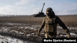 Українські військові із 43-ї окремої артилерійської бригади імені гетьмана Тараса Трясила готуються до ведення вогню із німецькій САУ Panzerhaubitze по позиціях армії РФ поблизу Бахмуту на Донеччині, 5 лютого 2023 року