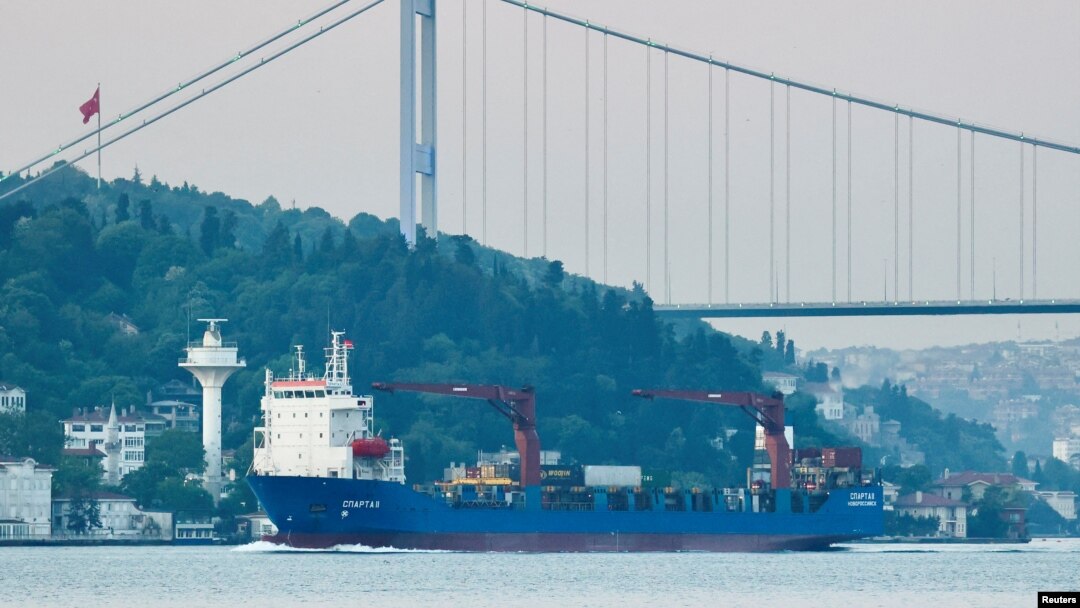 Ruski teretni brod Sparta II plovi kroz Bosporski tjesnac u Istanbulu, Turska, 18. maja 2022. (Ilustrativna fotografija)
