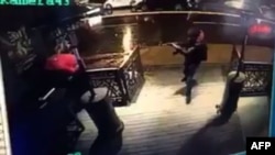 Түнкү клубга кирип келип аткылаган адам.