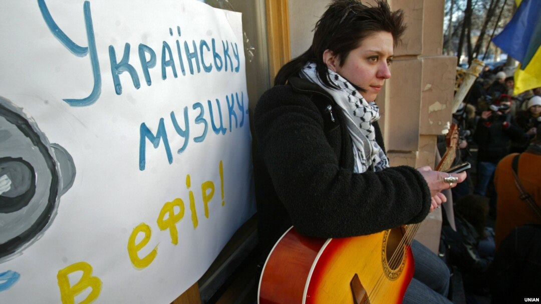 Учасниця акції «Українську музику – в ефір! Концерт для депутатів» біля будівлі комітетів Верховної Ради. Київ, 2 березня 2011 року