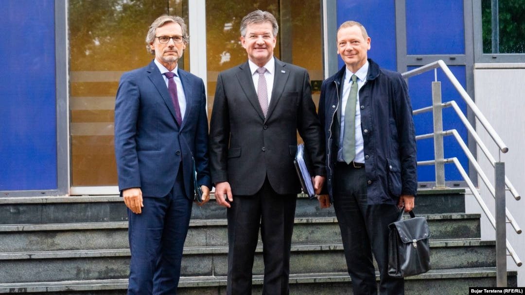 Specijalni izaslanik Evropske unije za dijalog Kosova i Srbije Miroslav Lajčak (u sredini) i savetnici Jens Plötner (lijevo) i Emmanuel Bonne (desno) u Prištini, 9. septembra 2022. 