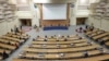 Parlament Bosne i Hercegovine razmatrat će 27. juna inicijativu da se svim državnim uposlenicima poveća visina naknade sa četiri eura na šest eura (oktobar 2021.)