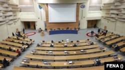 Parlament Bosne i Hercegovine razmatrat će 27. juna inicijativu da se svim državnim uposlenicima poveća visina naknade sa četiri eura na šest eura (oktobar 2021.)