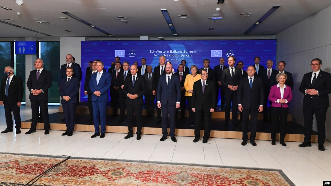 Na kraju susreta na Brdu kod Kranja usvojena je zajednička deklaracija kojom se ponovo potvrđuje nedvosmislena podrška evropskoj perspektivi Zapadnog Balkana (na fotografiji lideri EU i Zapadnog Balkana na Samitu)
