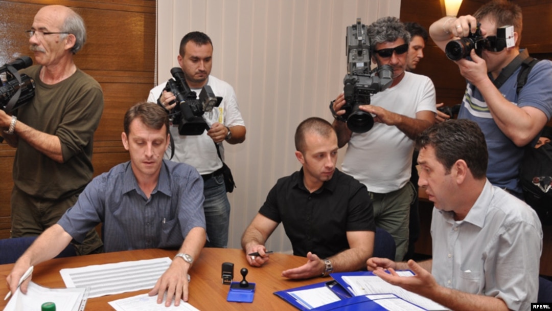Političke partije predaju svoje kandidatske liste za opšte izbore u oktobru, 5. jul 2010. Foto: Midhat Poturović
