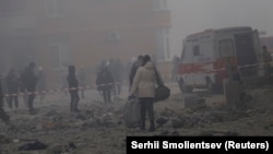 Dan prije u ruskim napadima na Ukrajinu je poginulo najmanje 37 ljudi. Lokalni stanovnici u blizini stambene zgrade uništene u ruskom raketnom i napadu dronovima na Odesu, 29. decembra 2023.