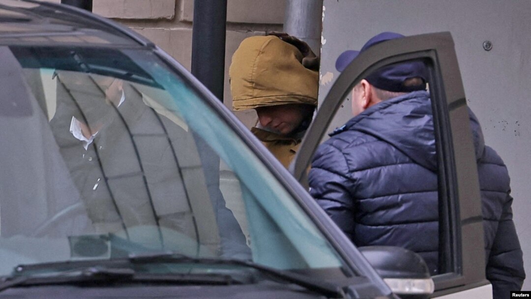 Evan Gerškovič, novinar Wall Street Journala izlazi iz zgrade suda u Moskvi 30. marta.