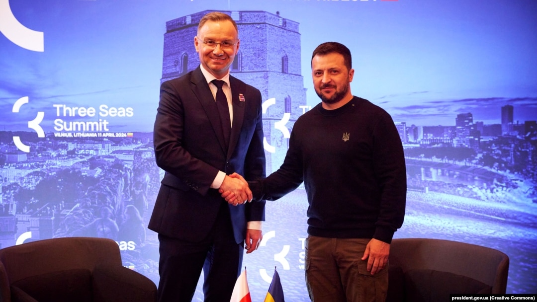Президент України Володимир Зеленський і Президент Польщі Анджей Дуда (ліворуч). Вільнюс, Литва. 11 квітня 2024 року