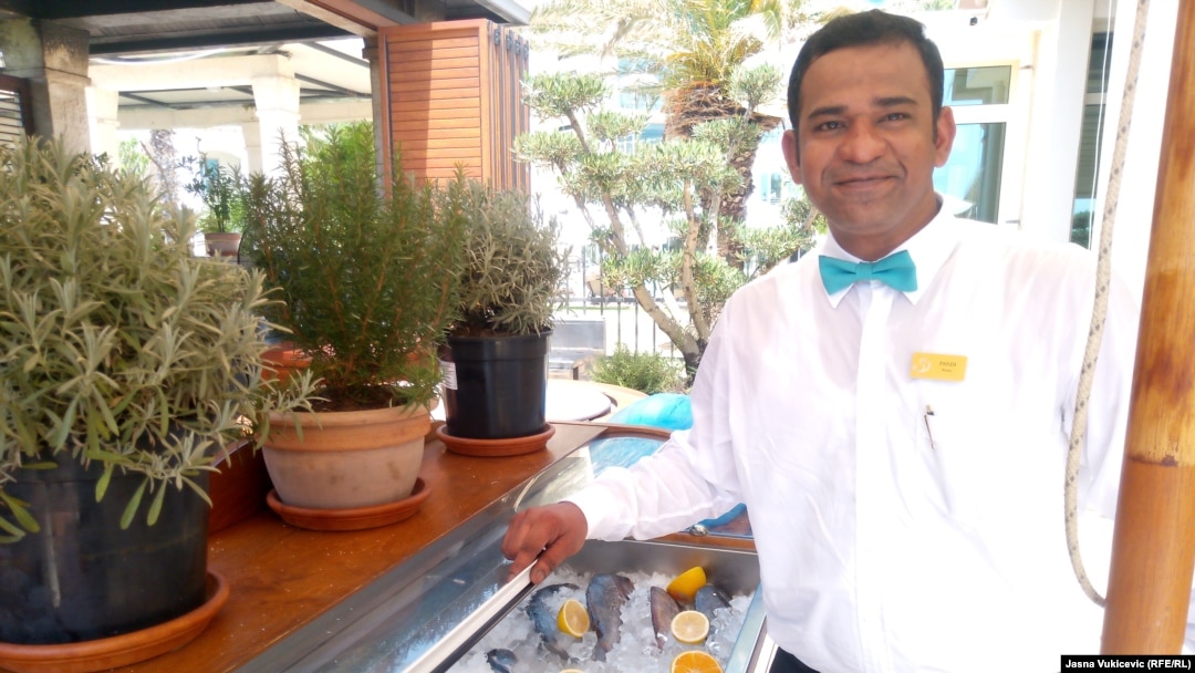 Indijac Kajendra Pandi Rajendran na svom radnom mjestu kao konobar u jednom od restorana hotela Splendid, Bečići, 21. jun 2024.