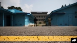 Granica u selu Panmunjom unutar demilitarizovane zone separacije dvije Koreje. 