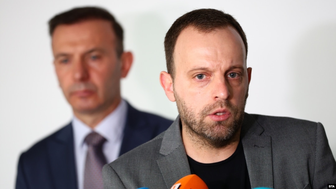 Заместник градският прокурор на София Иво Илиев на фона на главния секретар на МВР Живко Коцев.