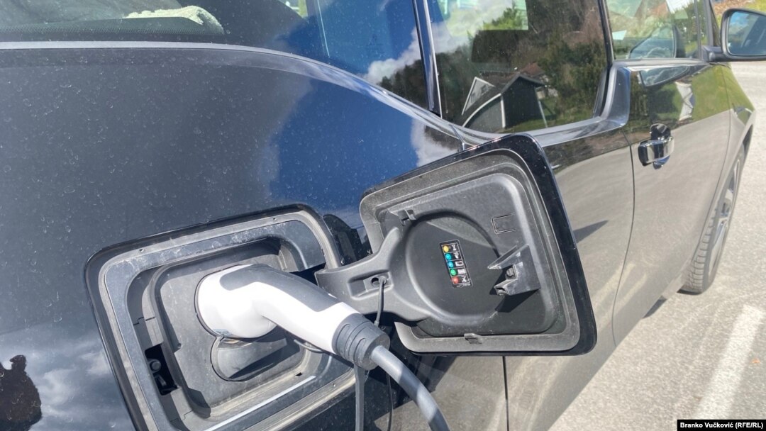 Punjenje električnog automobila, ilustracija
