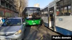 Бишкекте автобус менен троллейбус кагышкан учур. Архив сүрөт. 