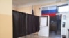Поджоги на участках, зеленка в урнах. Первый день выборов президента