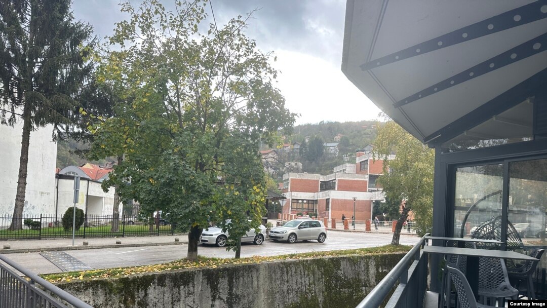 Kafić u kome se poslužuju nargile u blizini osnovne i srednje škole u Travniku.