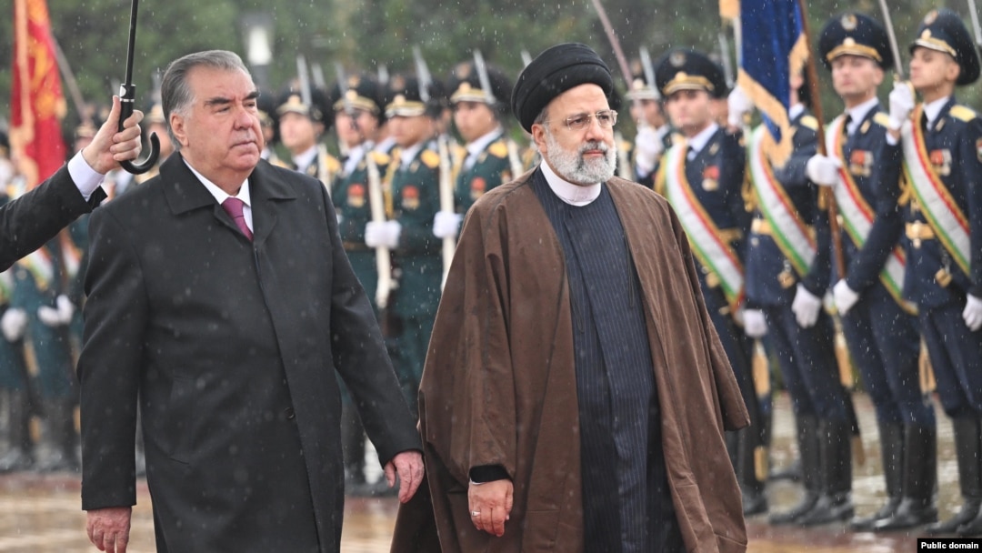 Tajik President Emomali Rahmon (left) and his Iranian counterpart, Ebrahim Raisi, in Dushanbe. 
