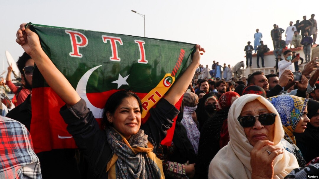 په کراچۍ کې د تحریک انصاف یوې پلوۍ د ګوند بیرغ نیولی دی - د جنورۍ ۱۴مې انځور.