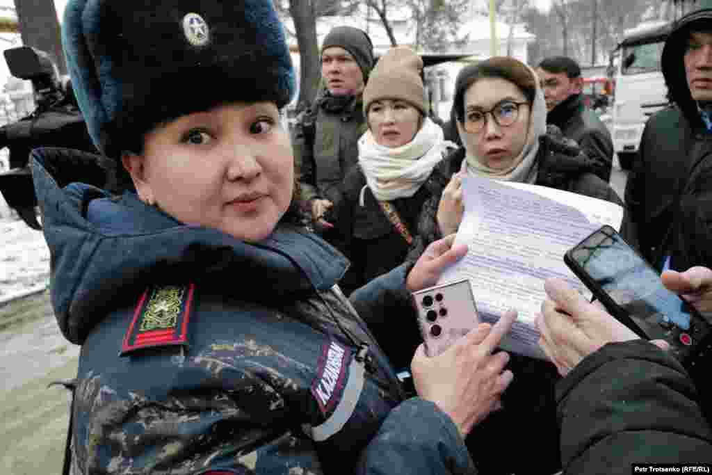 Алматы қалалық төтенше жағдайлар департаментінің өкілі Гүлдана Нұрымбетова көшкін жүрген жерге барған БАҚ өкілдеріне ақпарат беріп тұр. 8 ақпан, 2024 жыл