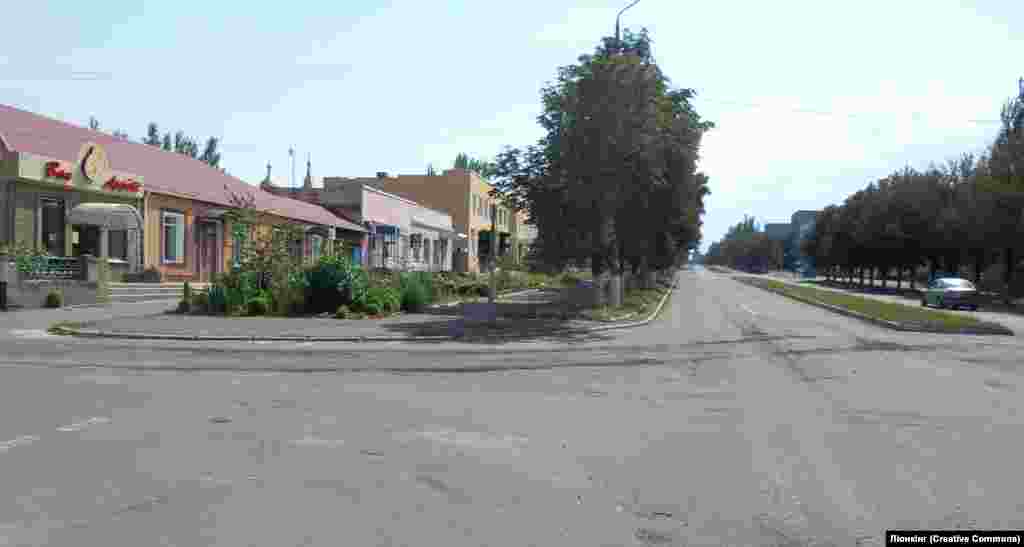 Центральная площадь Марьинки в августе 2014 года. Тогда в этом городе в Донецкой области проживало несколько тысяч человек 