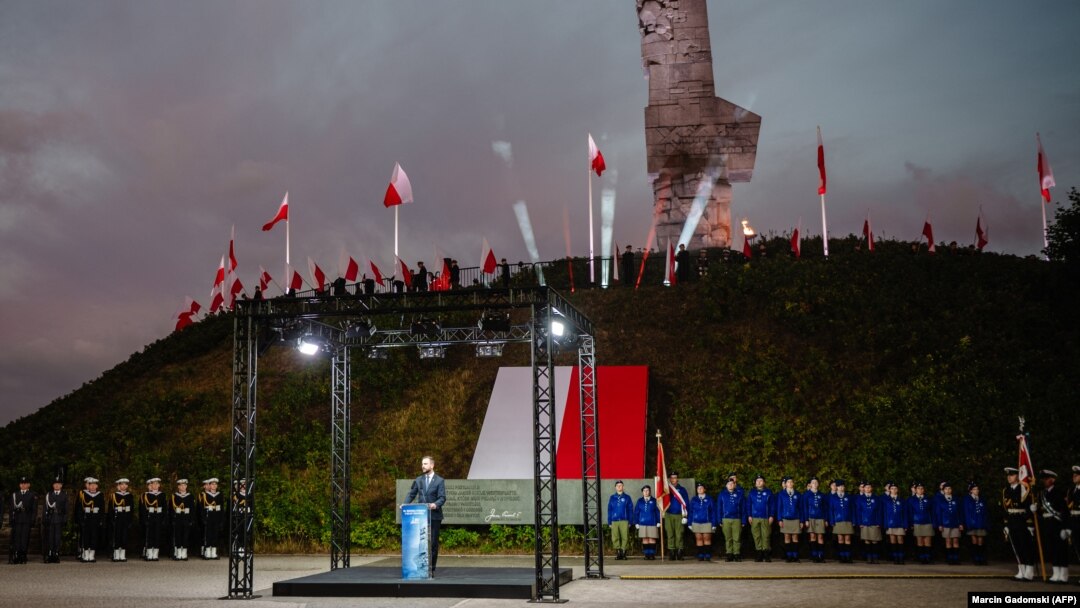 Ministar odbrane Poljske Vladislav Kosinjak-Kamiš obraća se prisutnima na ceremoniji obeležavanja 85. godišnjice početka Drugog svetskog rata na poluostrvu Vesterplate u Gdanjsku, 1. septembra 2024. godine.
