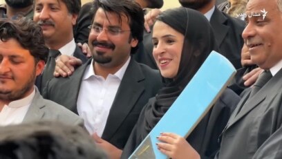 د تحریک انصاف پلویانو د خپلې انتخاباتي نخښې بحالېدل لمانځلي