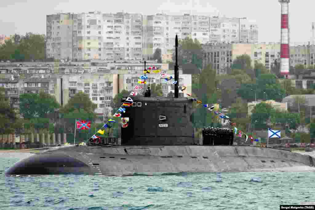 Дизель-електричний підводний човен «Ростов-на-Дону» біля берегів Севастополя. Фото від травня 2020 року Дизель-електричний підводний човен «Ростов-на-Дону», спущений на воду у 2014 році, був уражений ЗСУ під час удару по Севастопольській військово-морській базі у вересні 2023 року. Підводний човен отримав серйозні пошкодження і буде або виведений на ремонт на тривалий термін, або ж утилізований. Є відеозапис від грудня 2015 року, на якому видно, як цей підводний човен випускає крилаті ракети «Калібр» по об'єктах у Сирії