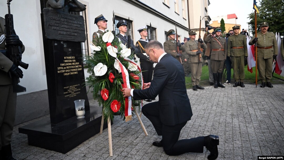 Predsednik Poljske Andžej Duda polaže venac na spomenik na mestu nekadašnje bolnice u gradu Vilun, koja je prva uništena u nacističkom bombardovanju 1. septembra 1939.
