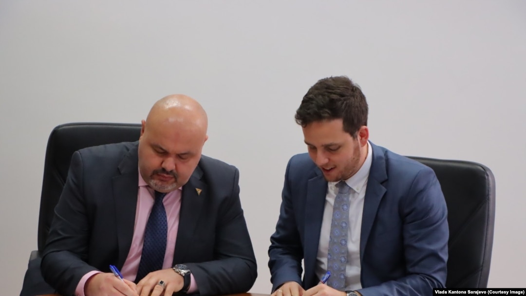 Sporazum su potpisali Saudin Sivro, predsjednik Sindikata osnovnog obrazovanja i odgoja KS i Nihad Uk, predsjednik Kantonalne vlade.