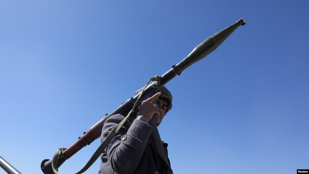 Un susținător tribal al Houthis din Yemen poartă un lansator RPG în timpul unui protest împotriva țintelor Houthi conduse recent de SUA, lângă Sanaa, Yemen, 14 ianuarie 2024.