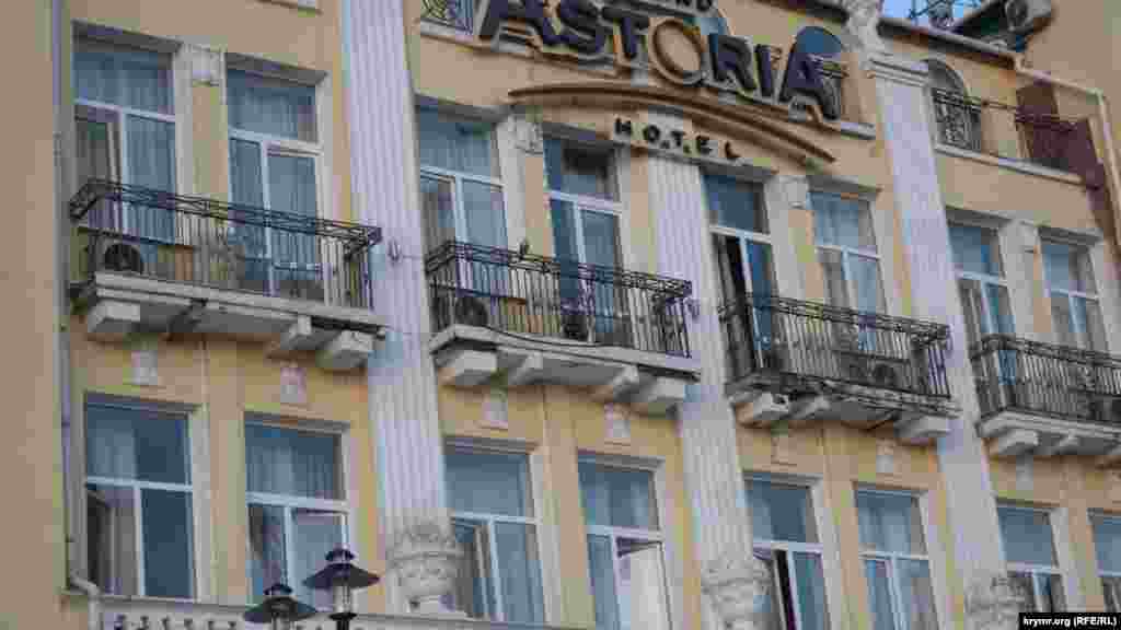 Hotel Astoria nakon eksplozije sa nekoliko prozora i vrata koja izgledaju kao da su raznesena. "Vidimo koliko je bila snažna eksplozija, kakva je bila detonacija. Nakon toga je veoma teško za brod da 'preživi', jer ovo nije bila raketa, ovo je detonacija municije", rekao je Ihnat za RSE.