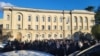 Участники митинга у здания правительства