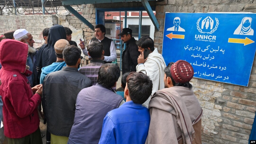 افغان کډوال په نوښار کې د ملګرو ملتونو د کډوالو ادارې چارواکو ته د ستنېدو لپاره نومونه ورليکي ـ انځور له ارشيفه