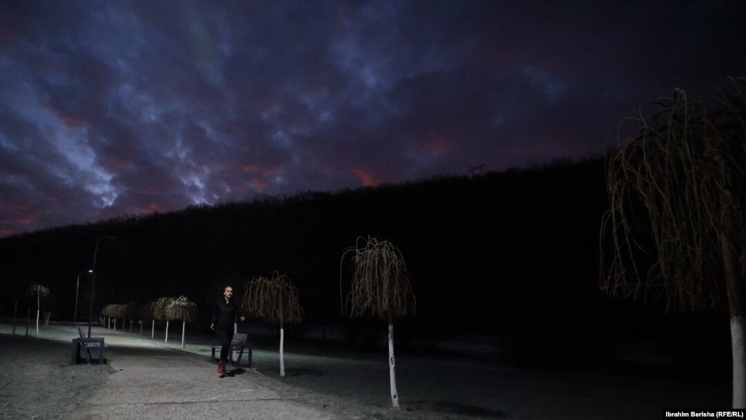 Selimi trči kroz Germia Park dok prvi zraci svetlosti probijaju noćno nebo.