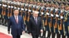 Președintele rus Vladimir Putin (d) și liderul chinez Xi Jinping sunt salutați de garda de onoare militară în timpul unei ceremonii oficiale de bun venit la Beijing, în mai 2024.