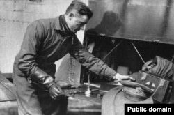 Лоуел Смит подрежда мястото за съхранение на своя двуплощник. Пилотите не са оборудвани със спасителни жилетки или парашути поради ограниченията за теглото и малкото пространство.