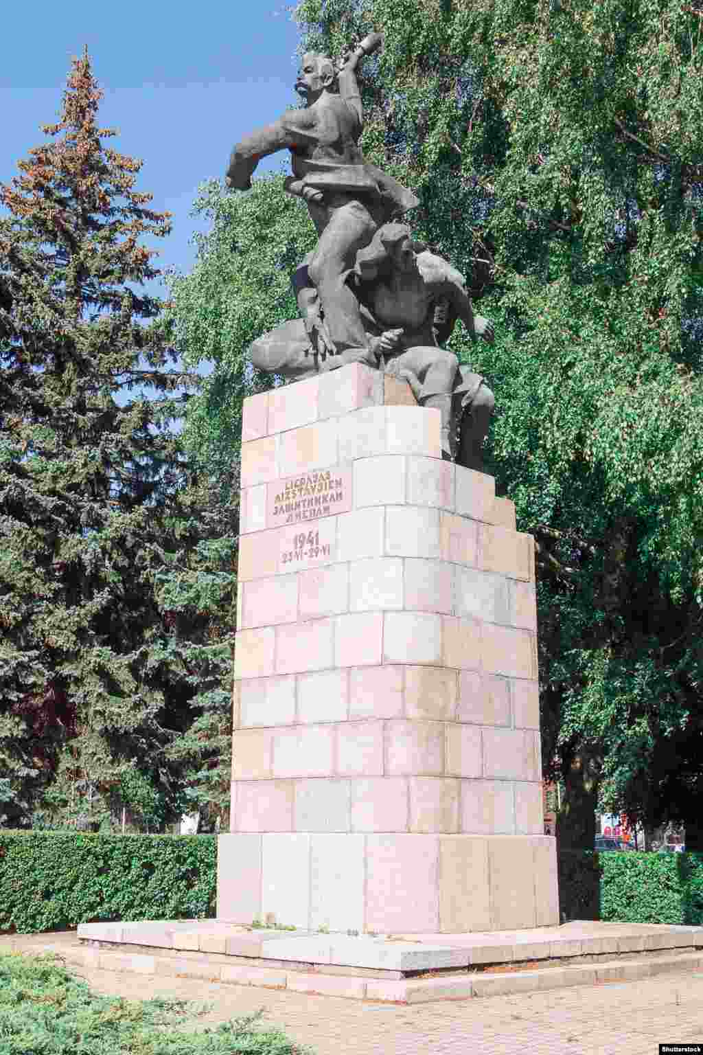 Памятник защитникам Лиепаи на западе Латвии, фотография была сделана в сентябре 2022 года. Статуя, получившая название «метатель гранат», изображала рабочего, сражающегося с нацистским вторжением в Латвию в 1941 году вместе с советским моряком и фельдшером. Памятник снесли в октябре 2022 года