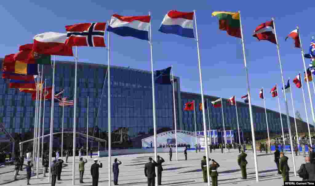 Сьцягі краін NATO на месцы правядзеньня саміту