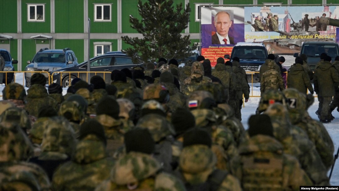 Ruski vojni rezervisti regrutovani tokom delimične mobilizacije najavljenje u septembru na cereminiji pred raspoređivanje, Omsk, 6. januar 2023.