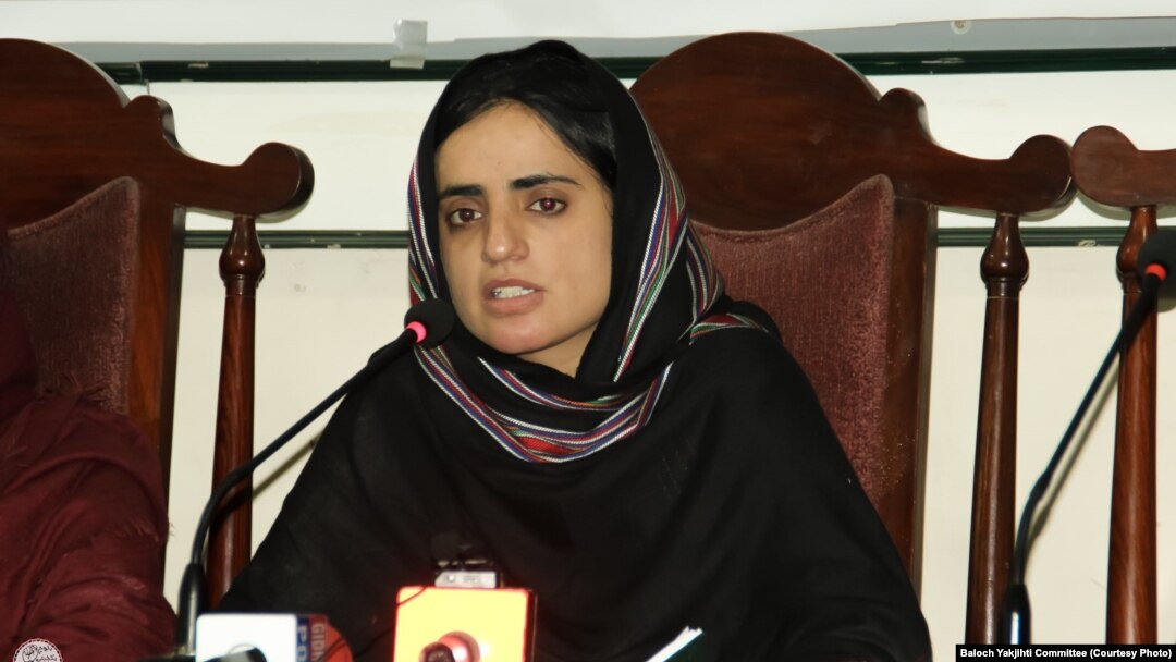 ماهرنګ بلوڅه خبري غونډې ته وینا کوي - پخوانی انځور 