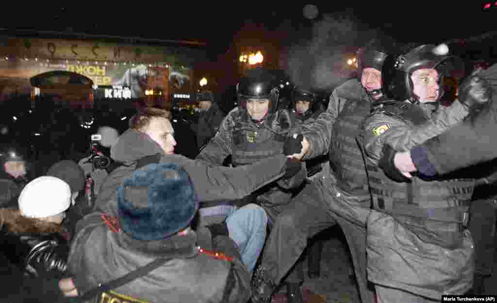Навальный был задержан полицией во время митинга в Москве 5 марта 2012 года после объявления победы Владимира Путина на президентских выборах. Тогда он назвал партию Путина "Единая Россия" "партией жуликов и воров".