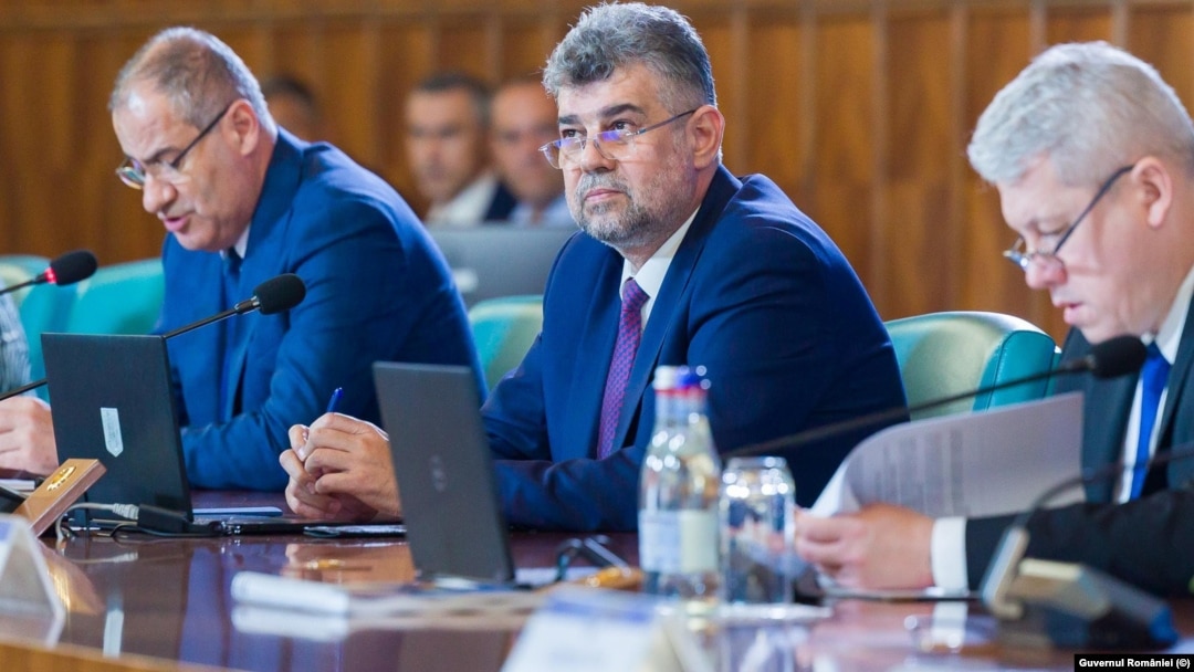 Premierul și cei doi vicepremieri nu renunță la aparatul propriu în numele economiei la buget.