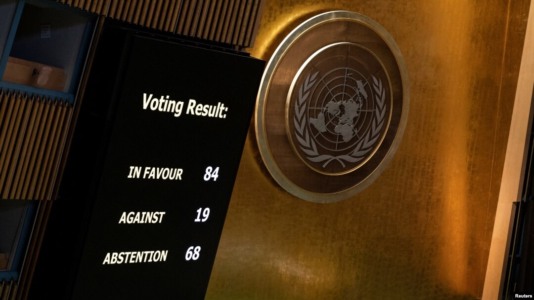 Ekran prikazuje rezultate glasanja Generalne skupštine Ujedinjenih naroda o uspostavljanju Međunarodnog dana sjećanja na genocid u Srebrenici, u sjedištu UN u New Yorku, SAD, 23. maja 2024. 