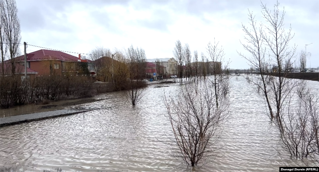 "Ақтөбе су қоймасына бір тәулікте 150 млн текше метрден астам су құйылған. Су қоймасы мұндай көп мөлшердегі суды сиғыза алмайды. Қалаға қауіп төніп тұр. Сол себепті Ақтөбе су қоймасына жиналған суды Елек өзеніне жіберу туралы шешім қабылданды" деді Ақтөбе қаласының әкімі Азамат Бекет.