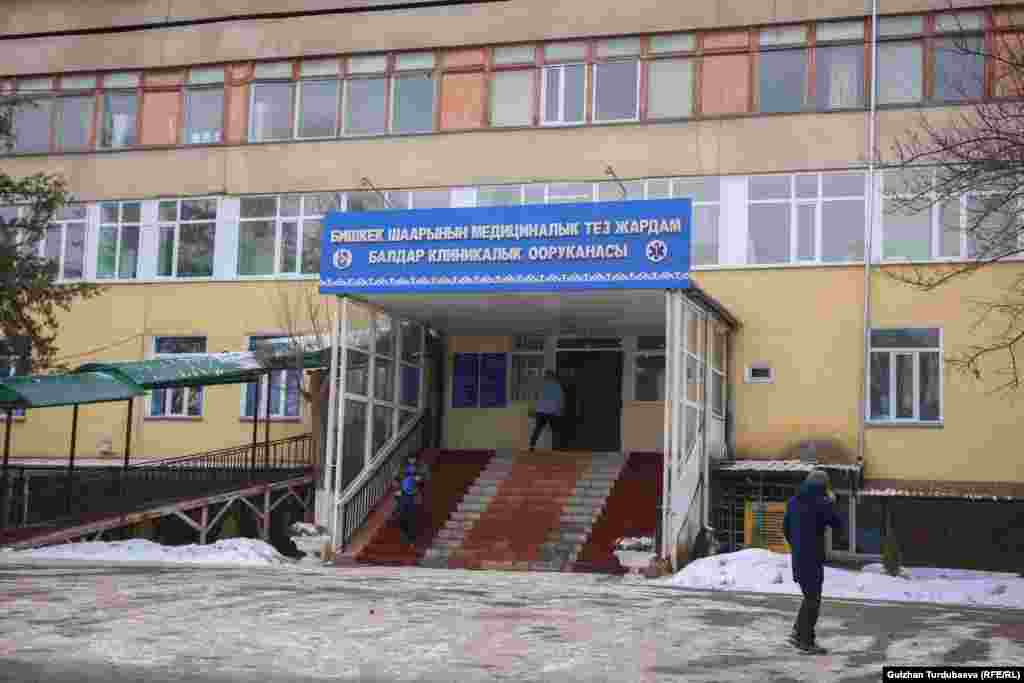 Химиялык зат ичип алган баланын оозунан шилекей куюлуп, ыйлап, тамак иче албай калат. Аны дароо ооруканага жеткирип, токтоосуз жардам бериш керек. 